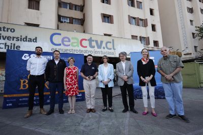 La rectora de la Universidad de Chile, Rosa Devés; el Gobernador de Santiago, Claudio Orrego; la Directora del CEAC, Dominique Thomann, el director titular de la Sinfónica Nacional, Rodolfo Saglimbeni y el presidente del Directorio de Metro, participaron de esta actividad junto con los alcaldes Germán Codina, Felipe Muñoz, Tomás Vodanovic y Evelyn Matthei del lanzamiento de "Santiago Sinfónico".